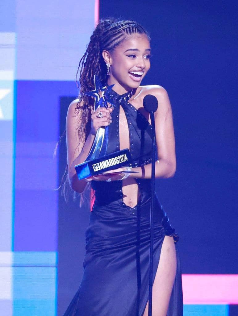 ZaExpressions's tweet photo. Well Done and Congratulations to @Tyllaaaaaaa  and @MakhadziSA  for bringing 3 BET Awards Back to South Africa. We are proud of our Queens 📷 https://t.co/h3nsWdiV4G