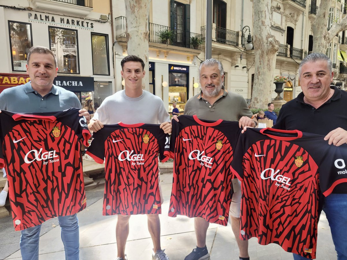 Una representación de la Asociación de Exjugadores del <a href="/RCD_Mallorca/">RCD Mallorca</a> ha participado hoy en la gincana organizada por el Club para presentar la nueva camiseta que vestirán nuestros jugadores durante la temporada 24/25 ♥️🖤💪🏼