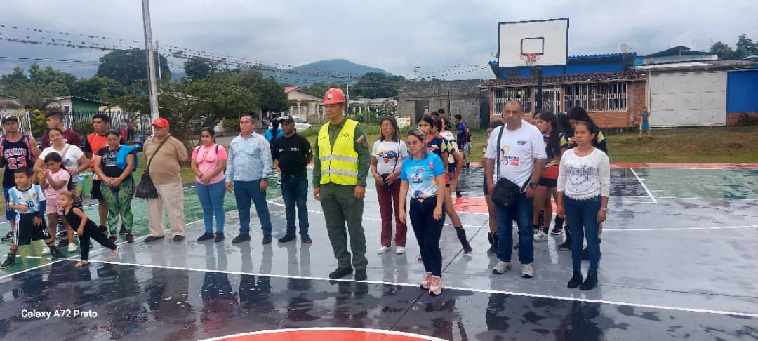 Redi_andes's tweet photo. #FANB y pueblo en perfecta Unión  Cívico Militar constructores de esperanza ! #BricomilesEnAcción !

#IntegrarEsVencer https://t.co/udrievfNFs