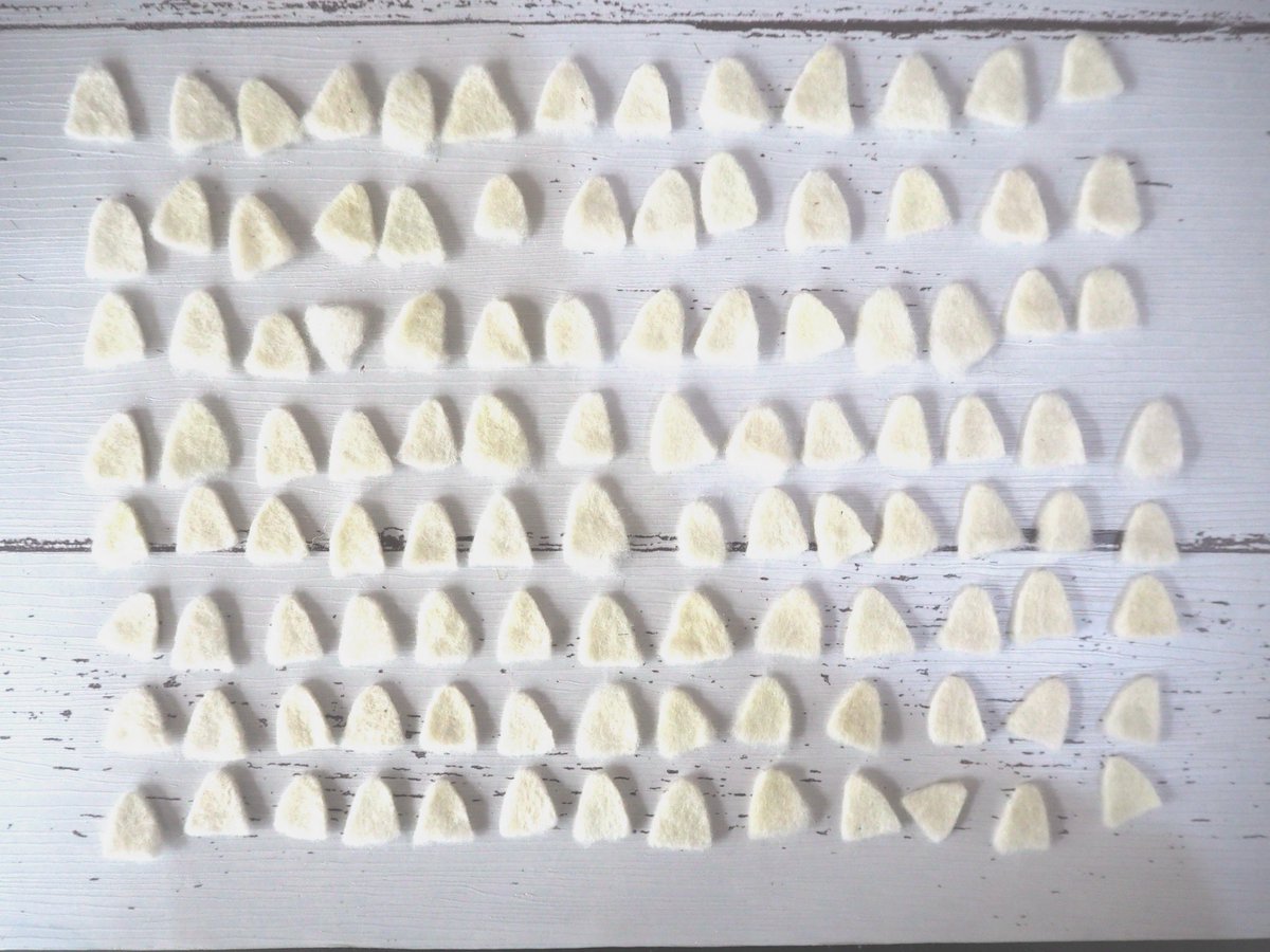 羊毛フェルトで白竜を製作中😆とにかくウロコ作りが大変💦😓💦#羊毛 #羊毛フェルト #ハンドメイド #龍 #竜