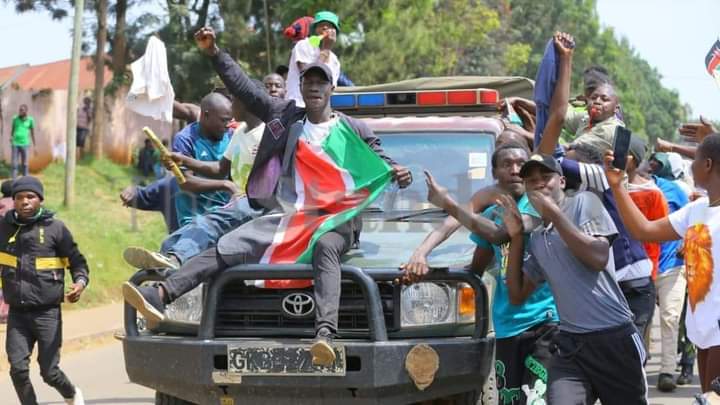 Goddie_Ke's tweet photo. Gen Zs in Kisii enjoy a ride in police land cruiser https://t.co/Hq4eqMPkkG