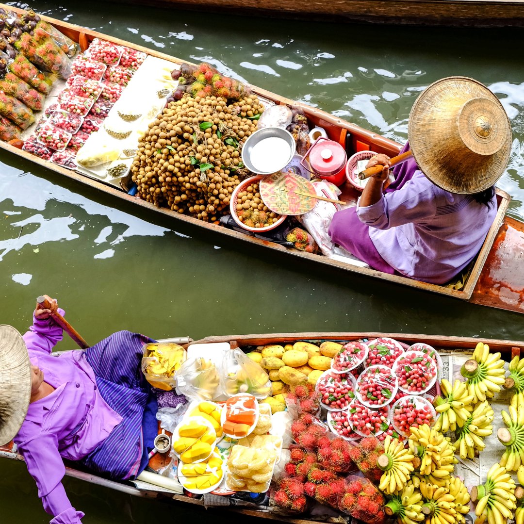 Situado a unos 100 kilómetros de #Bangkok, el Mercado Flotante de Damnoen Saduak te ofrece una experiencia auténtica en la que los vendedores navegan en sus pequeños botes llenos de frutas frescas, verduras, flores y productos artesanales. #Tailandia 
dynamic-tours.com