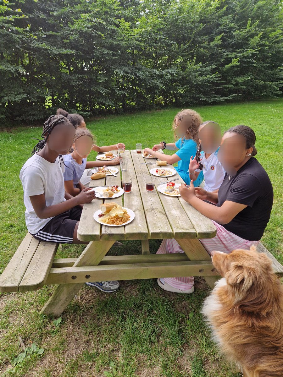 Clg Marcel PAGNOLles élèves de 6eme sont en voyage scolaire à Etretat. Après une activité acrobranche, ils ont pu s'installer dans le campement et profiter de manger à l'extérieur. Aujourd'hui, découverte de nouvelles activités,  velorail, randonnée et kayak.