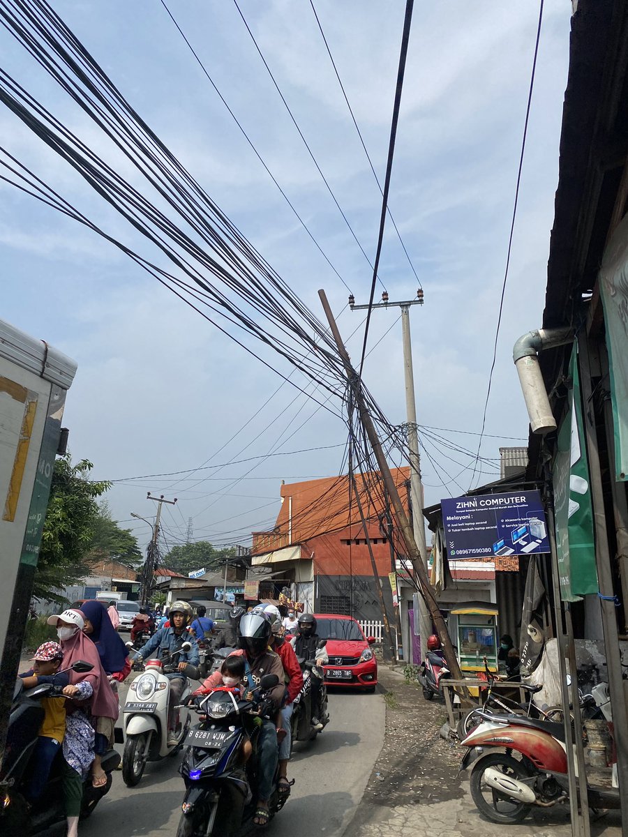manulakim's tweet photo. Foto dan video terlampir ini hasil pekerjaan perbaikan dari pihak PLN. Mohon dari pihak @pln_123 menundaklanjutinya segera. Lokasi disekitar Kel. Aren Jaya Kec. Bekasi Timur. Untuk detail alamat dapat saya kirimkan melalui DM.

Cc:
@pemkotbekasi @InfoBekasi_coid @RakyatBekasiCom https://t.co/HFTE5Zjarq