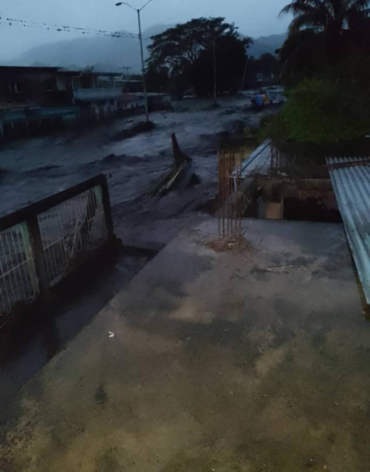 CuatroVertices's tweet photo. #ÚLTIMAHORA • Torrenciales aguaceros sobrepasaron las capacidades del río Cumanacoa, generando afectaciones en sectores de Barrio Blanco, La Fragua, Las Tinajitas, Av. Antonio José de Sucre, Las Morritas, y Las Trincheras. Así lo informó el gobernador @GPintoVzla 

#4Vértices https://t.co/pZfPWuJKin