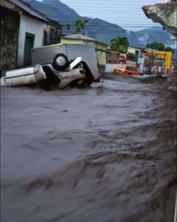 CuatroVertices's tweet photo. #ÚLTIMAHORA • Torrenciales aguaceros sobrepasaron las capacidades del río Cumanacoa, generando afectaciones en sectores de Barrio Blanco, La Fragua, Las Tinajitas, Av. Antonio José de Sucre, Las Morritas, y Las Trincheras. Así lo informó el gobernador @GPintoVzla 

#4Vértices https://t.co/pZfPWuJKin