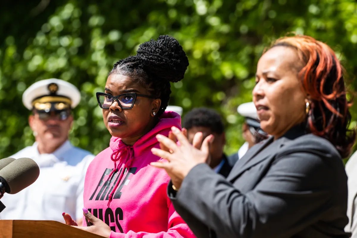 Jon Hansen (@jonhansentalks) on Twitter photo For 10 yrs Tamar Manasseh has stood watch with fellow moms to keep kids safe.
After they were shot at and ignored by officials she’s thinking about quitting.
On the <a href="/BlockClubCHI/">Block Club Chicago</a> pod <a href="/thewayoftheid/">Your Tiny Journalist Friend.</a> on what happens when we don’t help our city’s helpers.
tinyurl.com/munnxh9p For 10 yrs Tamar Manasseh has stood watch with fellow moms to keep kids safe.
After they were shot at and ignored by officials she’s thinking about quitting.
On the <a href="/BlockClubCHI/">Block Club Chicago</a> pod <a href="/thewayoftheid/">Your Tiny Journalist Friend.</a> on what happens when we don’t help our city’s helpers.
tinyurl.com/munnxh9p