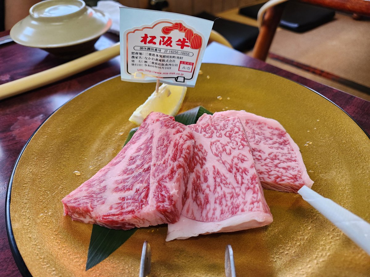 今日は三重県松阪市で松阪牛A5ランクを食らうの巻。あれ？焼肉って飲み物だったっけ？
#松阪牛　#ハトマスク