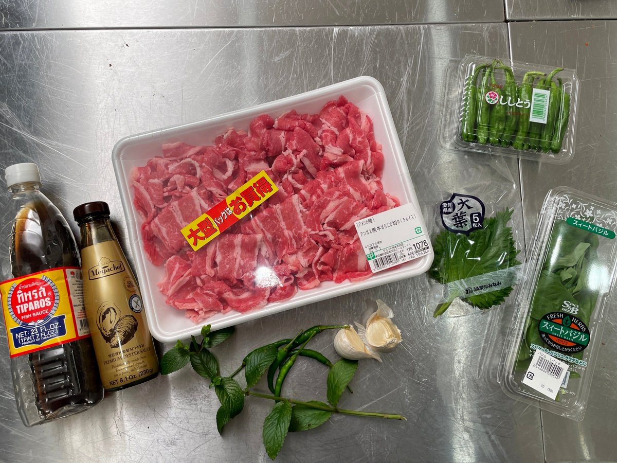 h_gashiyama's tweet photo. 牛肉のガパオライス(パット ガパオ ヌア)

タイで食べて感動して、僕が夏の間に何度も作る簡単激うまメシ

作り方は、マジ簡単
牛肉をナンプラー&オイスターソースでサッと炒めて、最後にハーブをたっぷり入れて混ぜる
それだけなのに、驚くほどうまい

ポイントは3つ
①安い外国産牛肉を使うこと→脂の少なさ＆ワイルドな香りが合う！
②青唐辛子orししとうを入れる→辛味というより唐辛子系の香りが重要
③ハーブをたっぷり入れる！→1番大事。紫蘇科が良くて、バジル・ミントがオススメだけど、日本の紫蘇も最高！ミックスしても良い！

<材料>
外国産牛こま肉
ニンニク
ししとうor青唐辛子
紫蘇科のハーブ
ナンプラー
オイスターソース
サラダ油

<作り方>
①牛肉を1cm幅位にカット(適当でok)
②ニンニクは潰してから適当に刻み、ししとうor青唐辛子は1cm幅にカット
③ハーブは手でちぎって茎と葉を分離
④フライパンに多めに油をしいて、牛肉を炒める
⑤牛肉に8割火が通ったらニンニク・ししとう(青唐辛子)を入れる
⑥ナンプラー＆オイスターソースで味付け
⑦完全に火が通って、味が整ったら、火を止めてからハーブ類をたっぷり入れる
⑧サックリと一回混ぜて完成
※ハーブに火を入れすぎると香りが飛ぶので注意！！

あとは、米にぶっかける
ジャスミンライスだと最高だけど、日本米でも十分うまい！
目玉焼きを乗せてあげると更に最高

いつ食ってもうまいけど、夏に汗をかきながらがっつくのが1番うまい