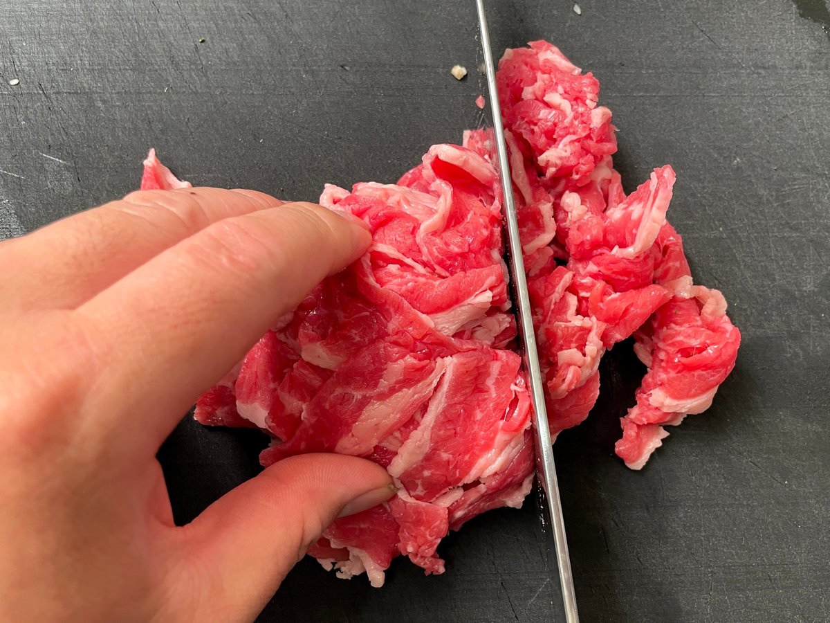 h_gashiyama's tweet photo. 牛肉のガパオライス(パット ガパオ ヌア)

タイで食べて感動して、僕が夏の間に何度も作る簡単激うまメシ

作り方は、マジ簡単
牛肉をナンプラー&オイスターソースでサッと炒めて、最後にハーブをたっぷり入れて混ぜる
それだけなのに、驚くほどうまい

ポイントは3つ
①安い外国産牛肉を使うこと→脂の少なさ＆ワイルドな香りが合う！
②青唐辛子orししとうを入れる→辛味というより唐辛子系の香りが重要
③ハーブをたっぷり入れる！→1番大事。紫蘇科が良くて、バジル・ミントがオススメだけど、日本の紫蘇も最高！ミックスしても良い！

<材料>
外国産牛こま肉
ニンニク
ししとうor青唐辛子
紫蘇科のハーブ
ナンプラー
オイスターソース
サラダ油

<作り方>
①牛肉を1cm幅位にカット(適当でok)
②ニンニクは潰してから適当に刻み、ししとうor青唐辛子は1cm幅にカット
③ハーブは手でちぎって茎と葉を分離
④フライパンに多めに油をしいて、牛肉を炒める
⑤牛肉に8割火が通ったらニンニク・ししとう(青唐辛子)を入れる
⑥ナンプラー＆オイスターソースで味付け
⑦完全に火が通って、味が整ったら、火を止めてからハーブ類をたっぷり入れる
⑧サックリと一回混ぜて完成
※ハーブに火を入れすぎると香りが飛ぶので注意！！

あとは、米にぶっかける
ジャスミンライスだと最高だけど、日本米でも十分うまい！
目玉焼きを乗せてあげると更に最高

いつ食ってもうまいけど、夏に汗をかきながらがっつくのが1番うまい