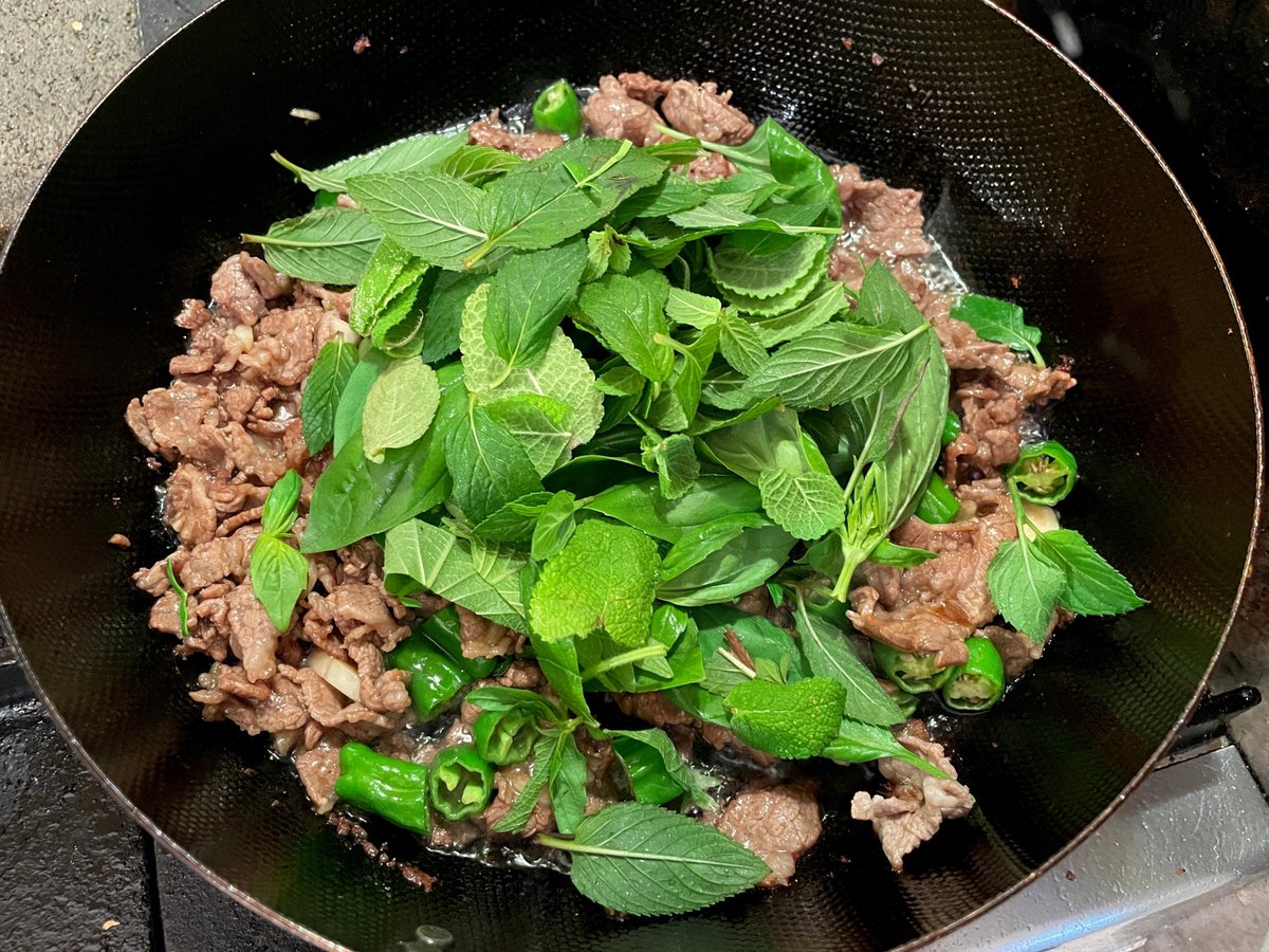 h_gashiyama's tweet photo. 牛肉のガパオライス(パット ガパオ ヌア)

タイで食べて感動して、僕が夏の間に何度も作る簡単激うまメシ

作り方は、マジ簡単
牛肉をナンプラー&オイスターソースでサッと炒めて、最後にハーブをたっぷり入れて混ぜる
それだけなのに、驚くほどうまい

ポイントは3つ
①安い外国産牛肉を使うこと→脂の少なさ＆ワイルドな香りが合う！
②青唐辛子orししとうを入れる→辛味というより唐辛子系の香りが重要
③ハーブをたっぷり入れる！→1番大事。紫蘇科が良くて、バジル・ミントがオススメだけど、日本の紫蘇も最高！ミックスしても良い！

<材料>
外国産牛こま肉
ニンニク
ししとうor青唐辛子
紫蘇科のハーブ
ナンプラー
オイスターソース
サラダ油

<作り方>
①牛肉を1cm幅位にカット(適当でok)
②ニンニクは潰してから適当に刻み、ししとうor青唐辛子は1cm幅にカット
③ハーブは手でちぎって茎と葉を分離
④フライパンに多めに油をしいて、牛肉を炒める
⑤牛肉に8割火が通ったらニンニク・ししとう(青唐辛子)を入れる
⑥ナンプラー＆オイスターソースで味付け
⑦完全に火が通って、味が整ったら、火を止めてからハーブ類をたっぷり入れる
⑧サックリと一回混ぜて完成
※ハーブに火を入れすぎると香りが飛ぶので注意！！

あとは、米にぶっかける
ジャスミンライスだと最高だけど、日本米でも十分うまい！
目玉焼きを乗せてあげると更に最高

いつ食ってもうまいけど、夏に汗をかきながらがっつくのが1番うまい