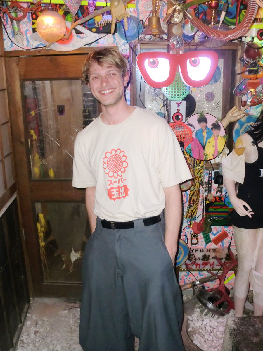 Mthly_Nostalgia's tweet photo. 《IZAKAYA TOILET🚽》 

京都・出町柳『村屋』で日本一カオスなトイレを発見！
扉を開けるとマネキン、石碑、木々、剥き出しの配管... 謎の神様が祀られた「めたこい神社」には大量の目玉イラスト＆おみくじも。 芸術とカオスが融合した唯一無二のトイレを覗いてみよう。
#居酒屋 #京都 #アート https://t.co/He92y2mcWJ
