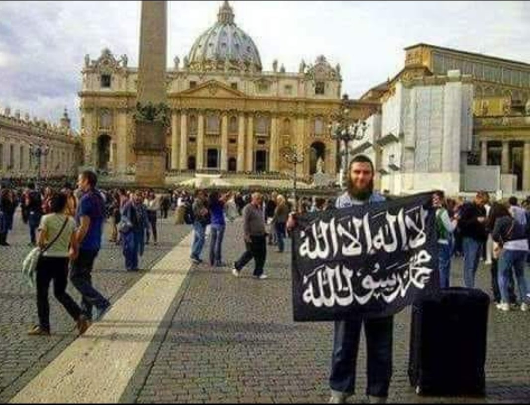 Adel14780289's tweet photo. سلفي يرفع لافتة مكتوب عليها الشهادتين و خلفه الفاتيكان 

السؤال الان 
ماذا سيحدث لو مسيحي رفع الصليب امام أي مسجد ؟ 
لن اقول لك الأزهر أو الكعبة https://t.co/511GEcAxvZ