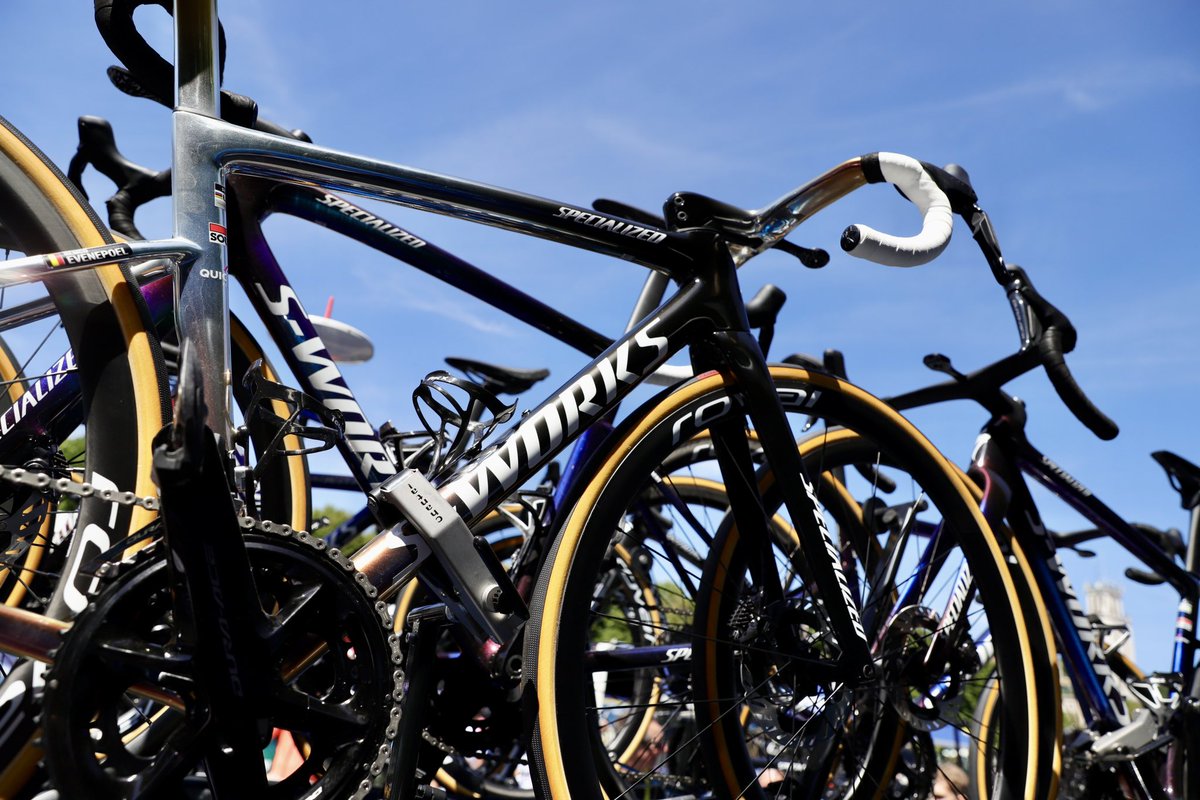 opticiens_krys's tweet photo. Et si tu tentais de gagner un Maillot Blanc Krys dédicacé par Remco Evenepoel? 🎰Pour cela une seule chose à faire : répondre à la question qui suit.
Quel accessoire de son vélo signale que Remco est Maillot Blanc ?🚲
Tirage au sort mercredi matin https://t.co/8mICTYDKW7