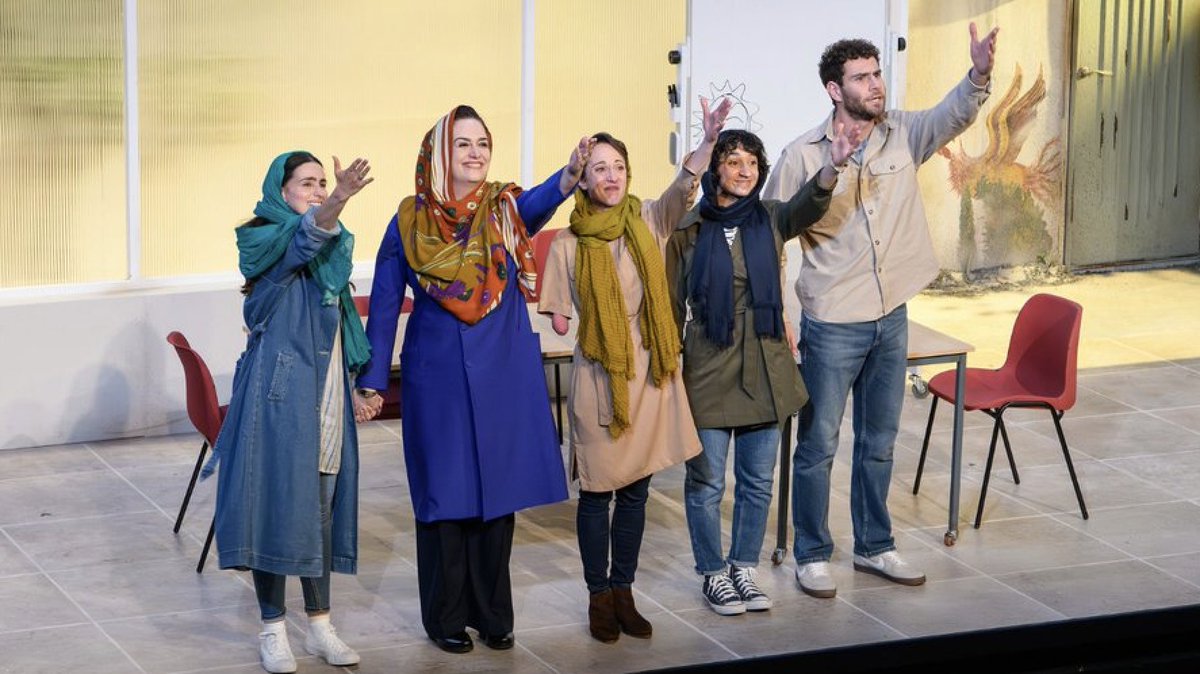 CSSDLondon's tweet image. Starring alum Lanna Joffrey, with set and costume design by alum Anisha Fields, catch the Pulitzer Prize-winning play #English at Kiln Theatre until 6 July! Presented by @TheRSC and @KilnTheatre. #CSSDAlumni

Book tickets here: rsc.org.uk/english/