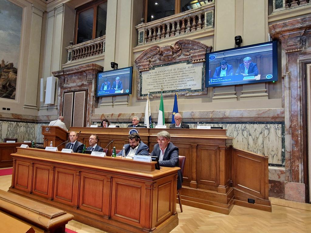 FilcaCisl's tweet photo. #SicurezzaLavoro, il segr. naz. Angelo Ribelli è intervenuto a evento Anceferr al Cnel: "Bisogna puntare su #formazione, prevenzione, innovazione, qualificazione di imprese e lavoratori. In questa sfida sono fondamentali bilateralità, #partecipazione e sinergia tra le parti". https://t.co/vdAABZJVWs