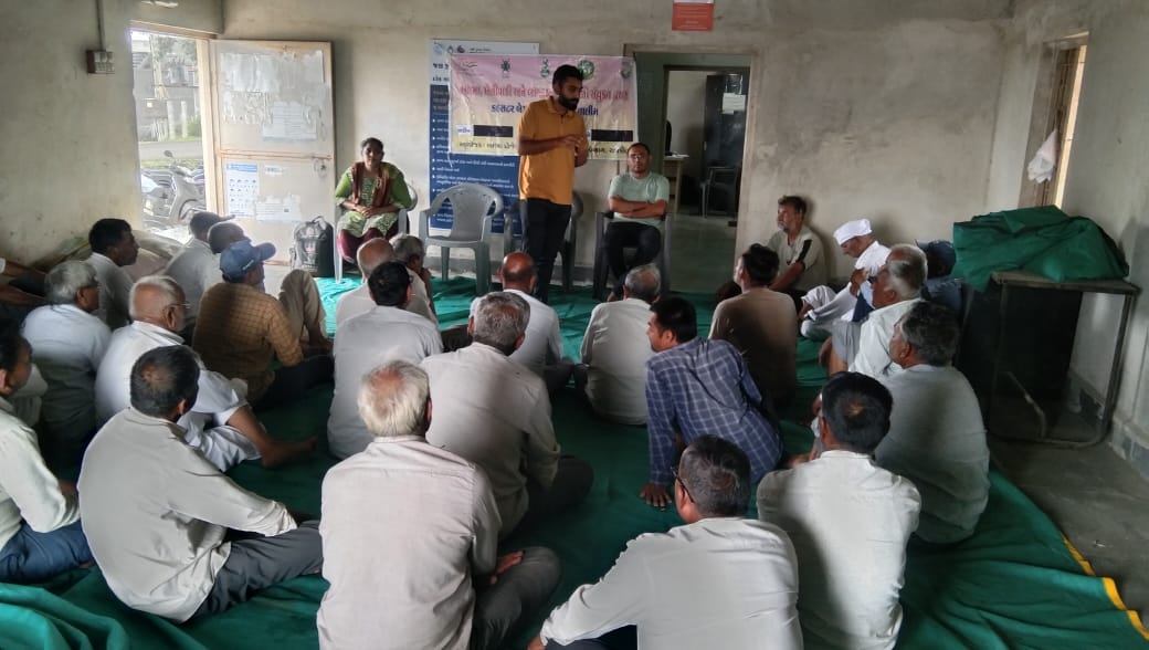 Harshd_Italiya's tweet photo. આજ રોજ ગોંડલ તાલુકાના નાના મહિકા અને સિધાવદર ગામ ખાતે પ્રાકૃતિક ખેતી અંગે  ખેડૂતોને તાલીમ આપવા માં આવી તેમજ પ્રાકૃતિક ખેતી કરતા ખેડૂતો ની મુલાકાત લઇ માર્ગદર્શન આપવામાં આવ્યું
@ADevvrat   @DDORAJKOT1 @DaoRajkot @CMOGuj @DirectorateofA1 @RaghavjiPatel @PMOIndia https://t.co/sB7SqJ32Bz