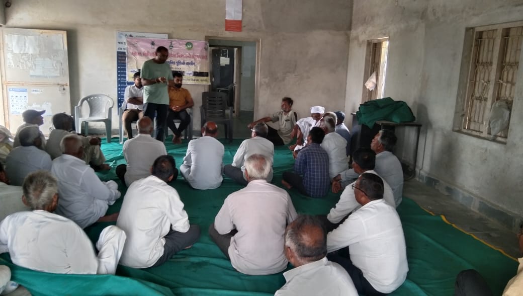 Harshd_Italiya's tweet photo. આજ રોજ ગોંડલ તાલુકાના નાના મહિકા અને સિધાવદર ગામ ખાતે પ્રાકૃતિક ખેતી અંગે  ખેડૂતોને તાલીમ આપવા માં આવી તેમજ પ્રાકૃતિક ખેતી કરતા ખેડૂતો ની મુલાકાત લઇ માર્ગદર્શન આપવામાં આવ્યું
@ADevvrat   @DDORAJKOT1 @DaoRajkot @CMOGuj @DirectorateofA1 @RaghavjiPatel @PMOIndia https://t.co/sB7SqJ32Bz