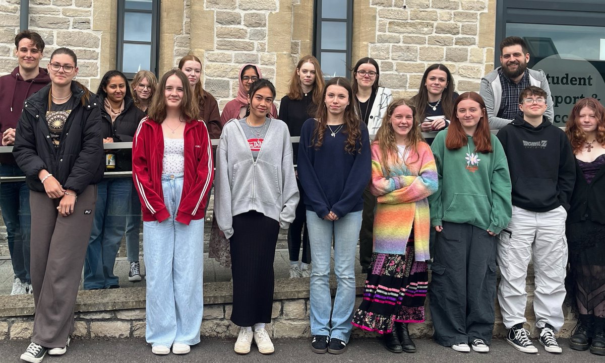 Congratulations to @Andovercollege, <a href="/southwiltsgram/">South Wilts Grammar School</a>, and <a href="/Be_HSDC/">HSDC</a> students who recently came on campus to complete the last day of the Young Researcher Programme, where @uowPsychology colleagues provide students with tools and support to run research projects. Well done.