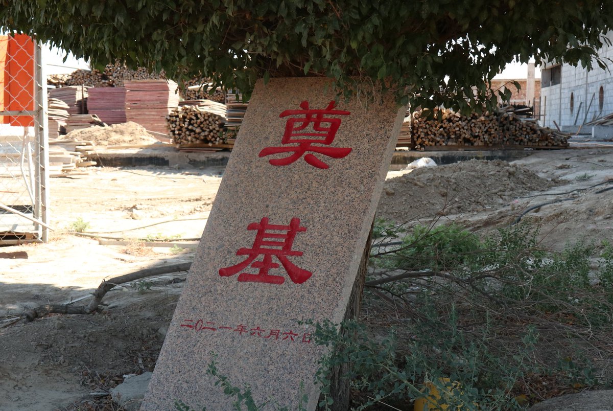 LUMaxime's tweet photo. The day before yesterday,I visited Silkroad winery and Birdnest vineyard at 67 Tuan in Yili valley wine region of  Xinjiang.

前天参观了新疆伊犁河谷葡萄酒产区的标杆酒庄：丝路酒庄，酒庄主体建筑已正式封顶，整个酒庄的设计结合了伊犁河谷的形状，很有巧思。

我们走访了67团鸟巢葡萄园。 https://t.co/gtSjyhB1fG