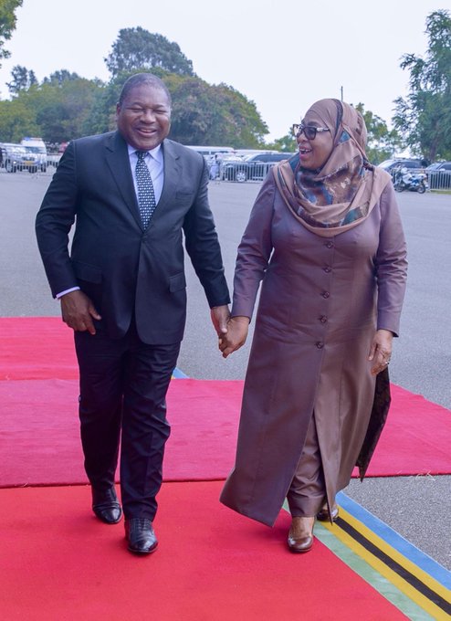 SuluhuSamia's tweet photo. Nikimkaribisha Ikulu Mheshimiwa Filipe Nyusi, Rais wa Jamhuri ya Msumbiji.  

Tanzania na Msumbiji ni ndugu na washirika tangu harakati za ukombozi wa nchi za Afrika toka kwa utawala wa kikoloni, nchi yetu ikitoa mchango mkubwa wa ukombozi wa Msumbiji.  Kihistoria, chama cha FRELIMO kilichowaongoza wananchi kufikia uhuru wa Msumbiji kilianzishwa jijini Dar es Salaam tarehe 25 Juni mwaka 1962, na ndipo yalipokuwa makao yake makuu hadi mwaka 1975. 

Ikiwa ni sehemu ya matunda ya uhuru, nchi zetu hizi sasa zinaendelea na kazi ya kukuza uhusiano wetu ili kuongeza tija katika maeneo yanayoboresha maisha ya wananchi wa pande zote mbili, hasa maendeleo ya kiuchumi.