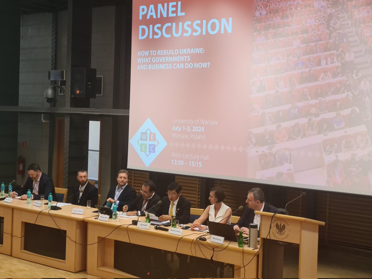 SEW_UW's tweet photo. Kolejny panel #WEEC: odbudowa Ukrainy i współpraca w trójkącie 🇵🇱🇯🇵🇺🇦.
Amb. @AkioMiyajima, szef @jica_direct_en w Kijowie Matsunaga Hideki, @BogdanZawad z @BGK_pl, @PaniRudecka z @ZPPnetpl, Orest Korenowski @Kredobank_ua, @martinsvarovsky, doradca @snemovna. Moderuje @MKacewicz. https://t.co/unbNRZ6nzq