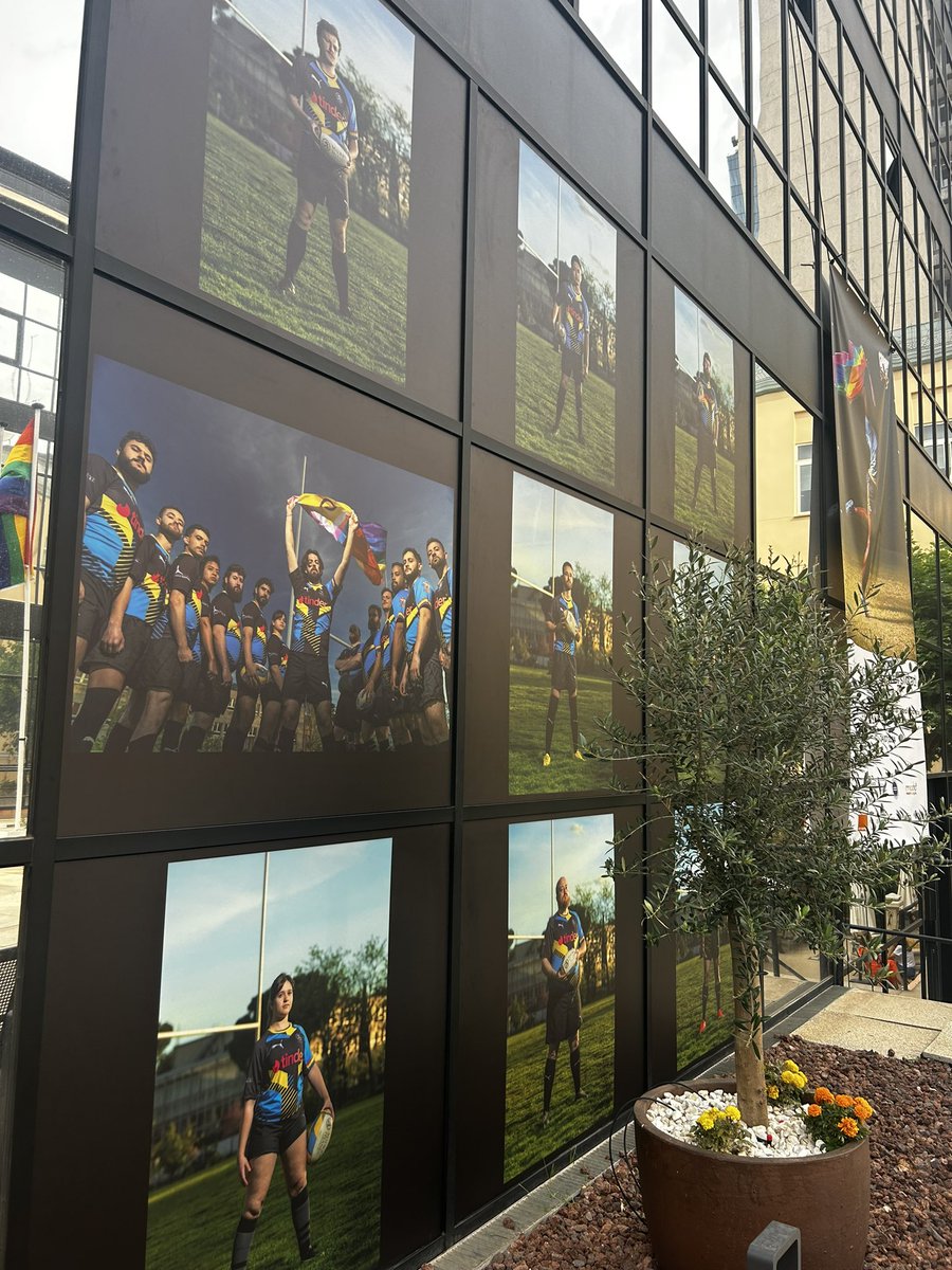 Hemos inaugurado la exposición “SportFriendly, la cancha de la diversidad” de <a href="/EmilienBuffard/">Emilien Buffard</a> y “Los Titanes” de Laurent Léger Adame.

Está muestra celebra el amor, la diversidad y el deporte con fotos y testimonios de 22 equipos de 16 países🌎🏳️‍🌈