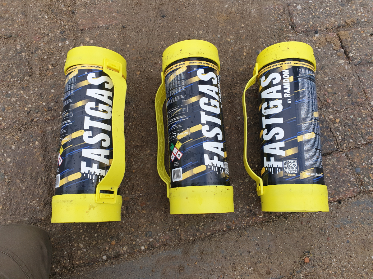 Een natuurinspecteur van SSiB heeft na onderzoek de dader (26) van het dumpen van een drietal lachgascilinders in de gemeente Oss gevonden. Hij heeft hiervoor een proces-verbaal gekregen. Ook zal de gemeente Oss de gemaakte opruim- en afvoerkosten verhalen op de dader.