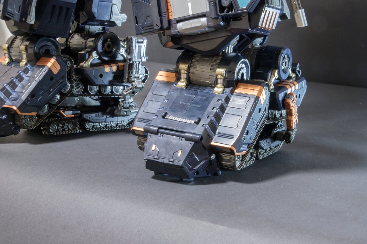 section13013001's tweet photo. フェイスガードは機体IDを偽装するための物であり機能としては特筆すべきものは無い
踵部は増設のジェネレーターがハイヒール構造となり二次的に格闘時の機動性を向上させている
又、各部の自律化によりガンナーブリッジや格納砲座は廃され自動砲座等に換装されている

#オールダイアクロンコンペ2024 https://t.co/fX9myspRYX