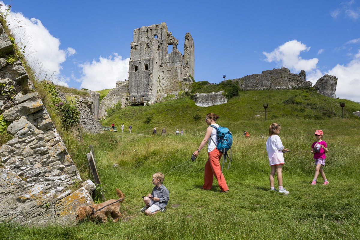 NTSouthWest's tweet image. There's a treat for your tummy this weekend at #Corfe, as the castle hosts the Love It Local’s #food and #drink festival.

Think cheese, gin, face painting and a live band.

Sat 6 and Sun 7 July, 10am – 5:30pm. Normal admission applies, NT members free. 

nationaltrust.org.uk/visit/dorset/c…