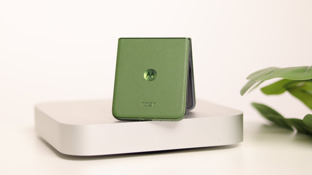 First Look at #motorolaRazr50Ultra 
Launching on 4th July 🙌🏻

Kesa Laga Design 🫠😍
#FlipTheScriptWithRazr #IntelligenceInsideAndOut