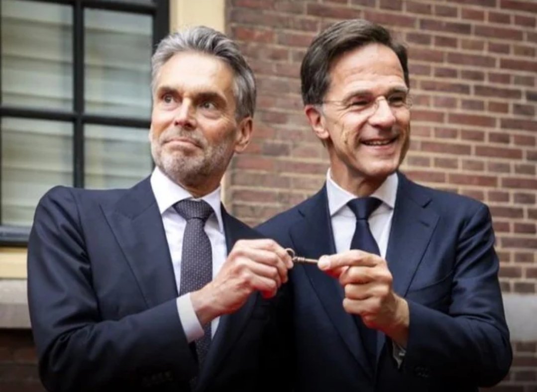 <krassend LP-geluid> 
Dick in voice-over: "Yep. Dat ben ik. Je vraagt je vast af hoe ik in deze situatie terecht ben gekomen. Dat vraag ik mezelf soms ook nog af. Het begon allemaal met een niet-bestaande nareis op nareis..."