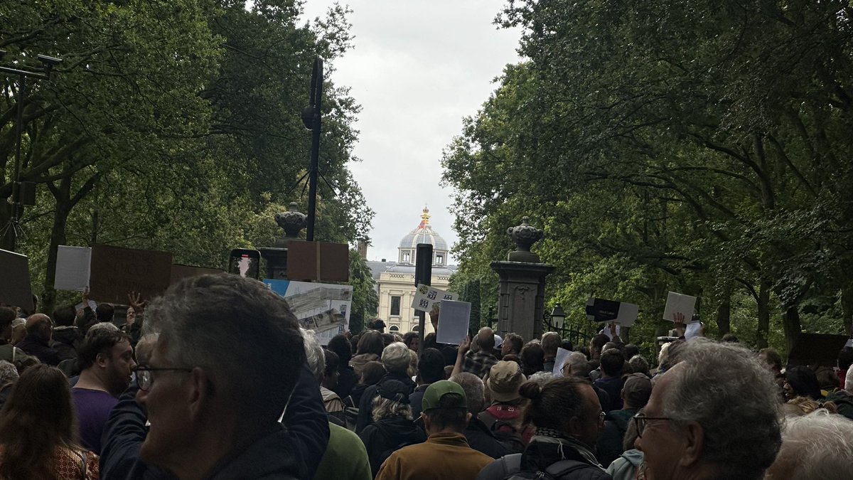 jp_dutch's tweet photo. Toen niet!
Nu niet!
Nooit meer fascisme!

Geef haat geen macht!

Bescherm de #rechtsstaat 

#2juli #bordesprotest  #ikbenerbij
#nietmijnkabinet 
#NietMijnRegering https://t.co/jffYjRDpqm
