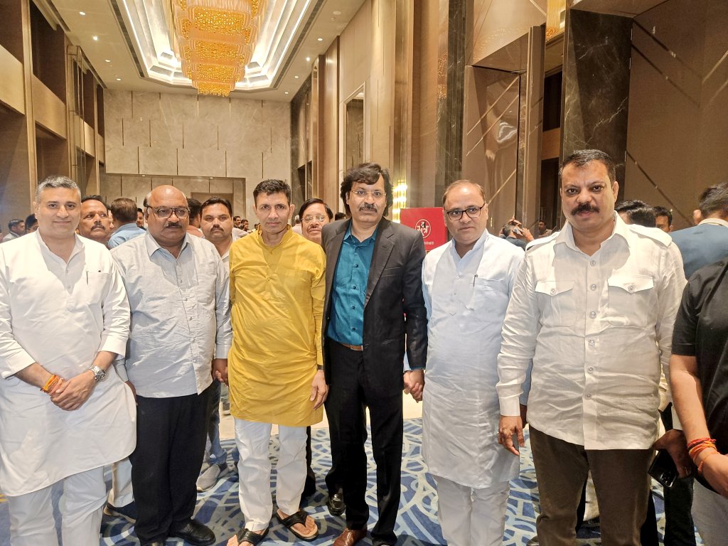 TheSootr's tweet image. आदरणीय @MPArunYadav, द सूत्र के स्थापना दिवस कार्यक्रम &apos;सूत्र सितारे&apos; में आप पधारे इसके लिए सूत्र परिवार आपका बहुत-बहुत आभारी है। 
.
.
#ArunYadav #MadhyaPradesh #Congress #TheSootr #SootrSitare