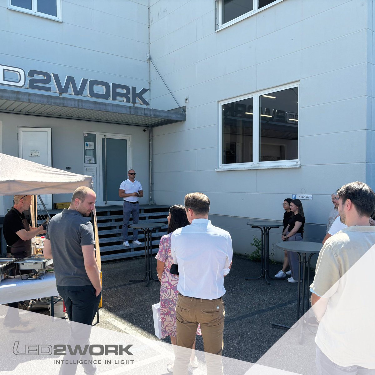 OpenAir-Street-Food-Time
Letzte Woche gab´s bei uns auf dem Hof wieder einen große Auswahl an Street-Food vom Feinsten: Tacos mit verschiedenen Kraut- und Salatfüllungen, Hähnchen, Nürnberger und scharfe Wurst.
Danke an den Organisator und nachträglich alles Gute zum Geburtstag.