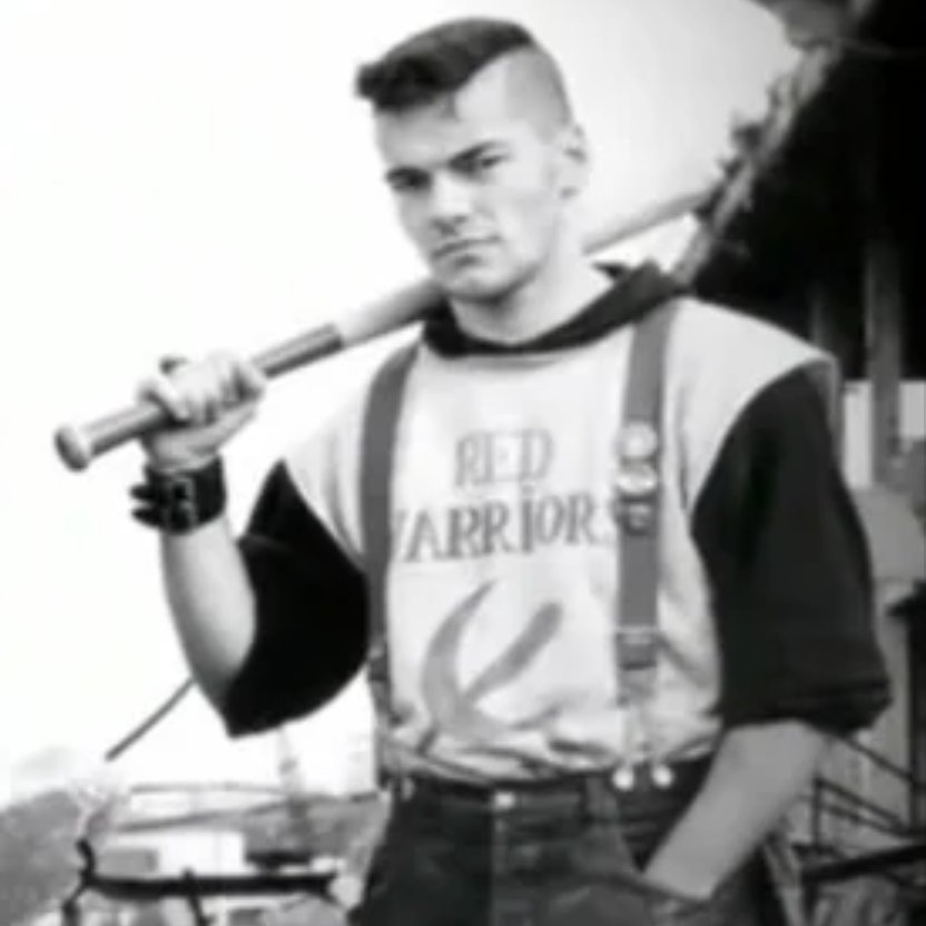 Agur Julien. Je me souviendrai toujours de toi, avec les Red Warriors, groupe de Redskins avec l'objectif de «ne pas laisser la rue aux mouvements néonazis» et qui a pris en charge la sécurité des concerts de Kortatu.
Après ensemble sur les scènes avec La Brigada Flores Magon...