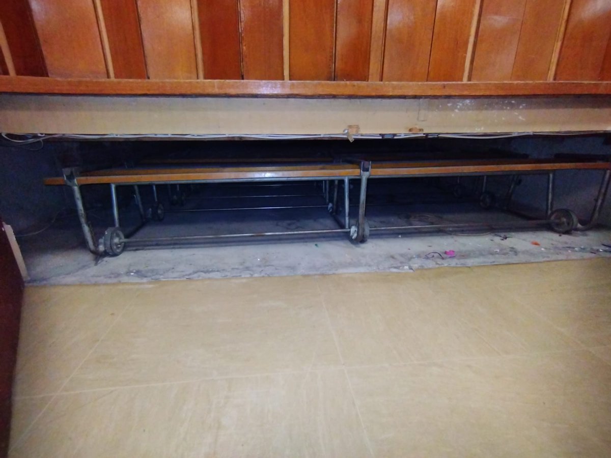 papouro's tweet photo. Y cuando digo todo es todo. Escenario, telón y esos maravillosos bancos que aún se conservan (bajo el escenario, como se diseñó en 1934). Fotos de entonces y DE AHORA: https://t.co/1KvX5zrlDv