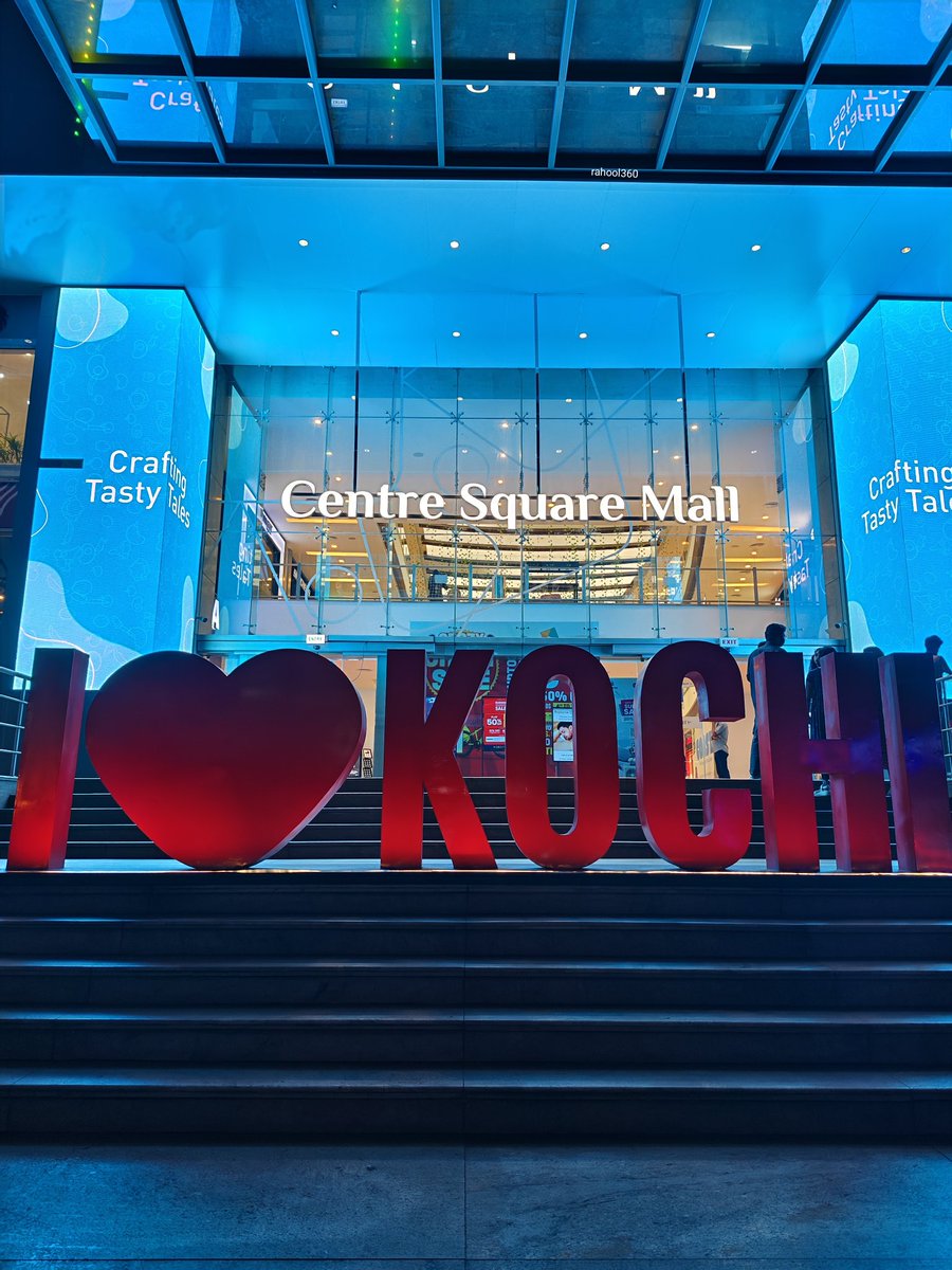 rahool360's tweet image. Tonight decided to walk at #MGroad...I rarely go here nowadays since couldn&apos;t get tickets for the movie I planned decided to walk here..
.
.
.
.
#Kochi #night #walk #lightpainiting  #ShotOnSnapdragon @Snapdragon @Snapdragon_IN