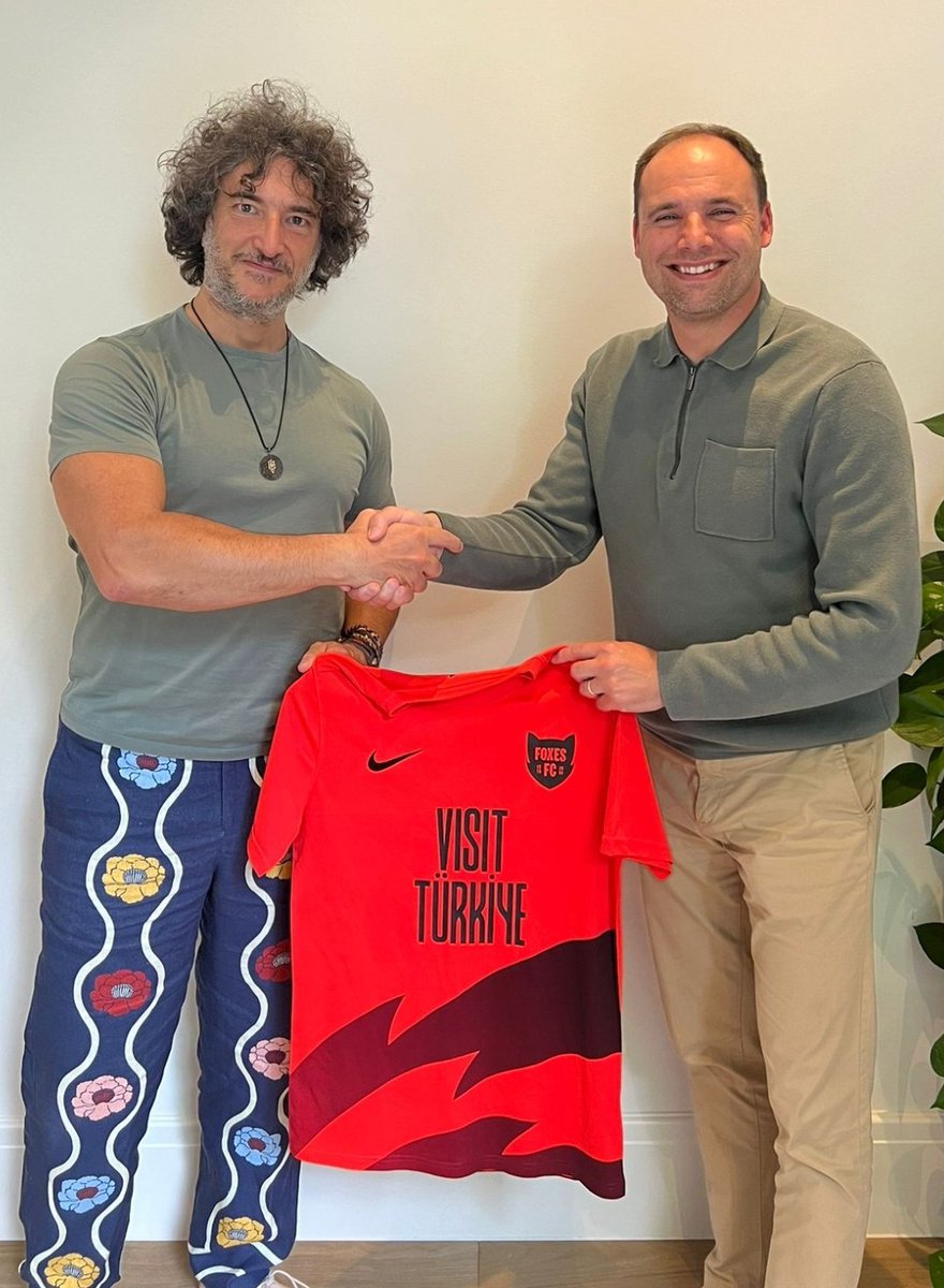 Londra'daki 8 ayrı ligde 18 yaşından 6 yaşına kadar 860 futbolcusu olan Foxes FC'ye verdiğim "Visit Türkiye" sponsorluğunun benzerini Paris'te, Roma'da, Berlin'de ve Madrid'de de en kalabalık altyapı kulüplerine vermeye karar verdim. Ağaç yaşken eğilir. 

Futbolcular, rakipleri,