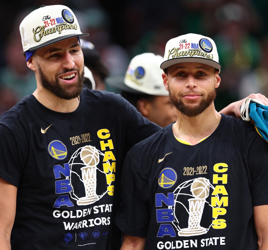 50NuancesDeNBA's tweet photo. 🫶 Le message de Stephen Curry pour Klay Thompson sur Instagram :

« Tu vas me manquer. Même si on ne finira pas notre carrière ensemble, ce qu’on a réalisé ne sera jamais plus jamais fait. Je n’aurais jamais pu imaginer un meilleur parcours avec toi et Draymond. On a changé la Baie. On a changé la façon dont le basket est joué. Killa Klay était au centre de tout ça. Merci pour tout mon frère, va prendre du plaisir en jouant et en étant toi-même. Splash Bros pour toujours mon gars. » 🗣️