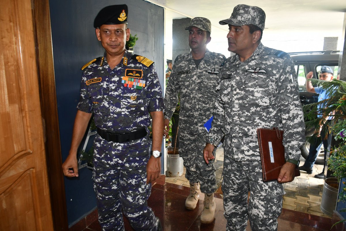 AN_Command's tweet photo. RAdm Biplab Hota, VSM Chief of Staff #ANC, visited #AFSCarNic. During his maiden visit, he inspected the station, interacted with personnel, and reviewed operational preparedness & ongoing infrastructure projects. #HQIDS #IAFMCC #AirForceComponent #ANC https://t.co/N3fEX6MwJt