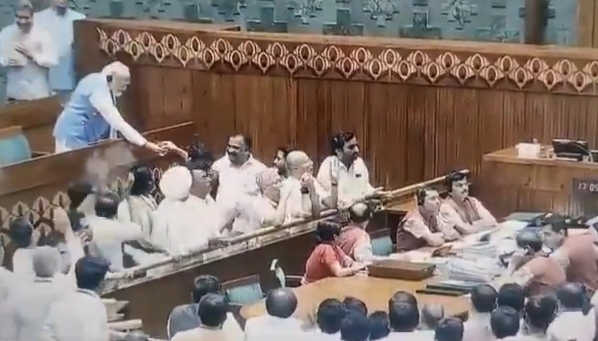 രണ്ടര മണിക്കൂർ തൊണ്ടപൊട്ടി മുദ്രാവാക്യം വിളിച്ച് പ്രതിഷേധിച്ചതല്ലേ. ഇത്തിരി വെള്ളം കുടിക്കൂ..!
<a href="/narendramodi/">Narendra Modi</a> 👍 <a href="/HibiEden/">Hibi Eden</a> 😍
