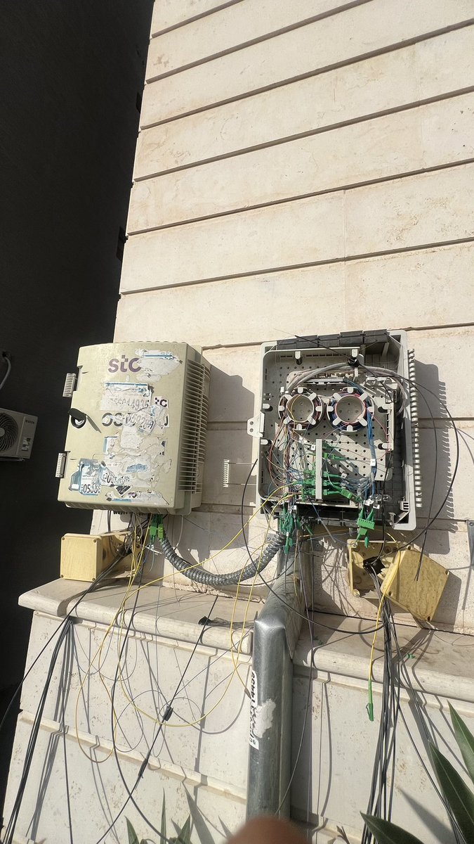 fismaeel08's tweet photo. فيه مشكله عندي في فايبر stc في حي الياسمين وتتكرر بشكل اسبوعي وماثره على المبنى كله مو بس عندي 
رغم رفع البلاغات الا ان stc مجرد يصرفوننا 
مثل ماتشوفون هذي بوكسية الفايبر 
@stccare_ksa @stc_ksa @CST_KSA https://t.co/qlWjgVo7Nx