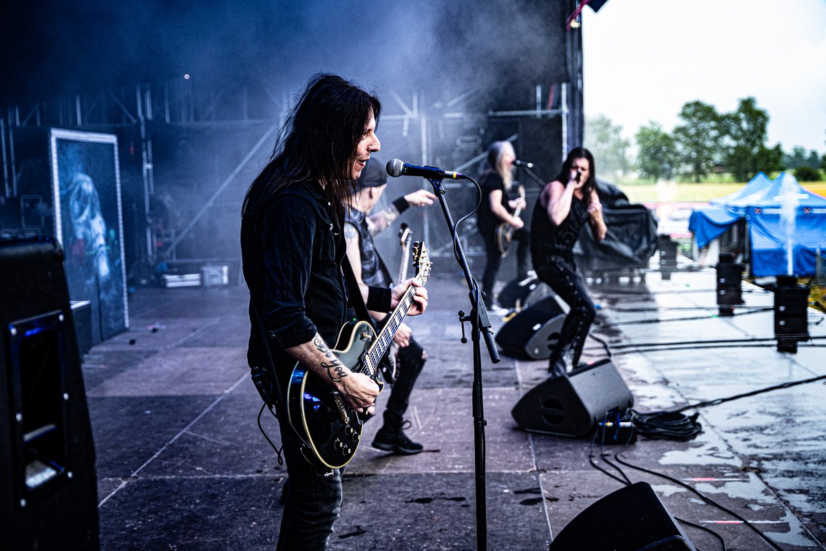 🎸 The Summerside Festival was almost two weeks ago already! Despite the rain, there are fantastic pictures 🌧️ What was your favorite moment? 🤘
#shakra #shakraband #live #concert #swiss #swissmusic #hardrock #metalmusic #heavymetal #tour #rocknroll #music #summersidefestival2024