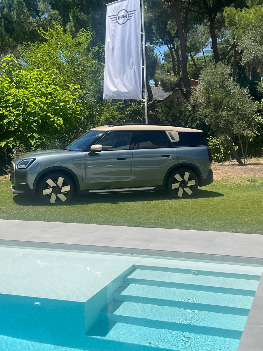 BMWGroupEspana's tweet photo. Hoy presentamos la gama @MINIEspana Electric a la prensa especializada, compuesta por el nuevo MINI Cooper E y SE y el MINI Countruman E y SE ALL4, al que se sumará el Aceman a final de año.  #MINICooperE #MINICountrymanE #MINIElectric #MINI https://t.co/Nqf5HBz6Dd