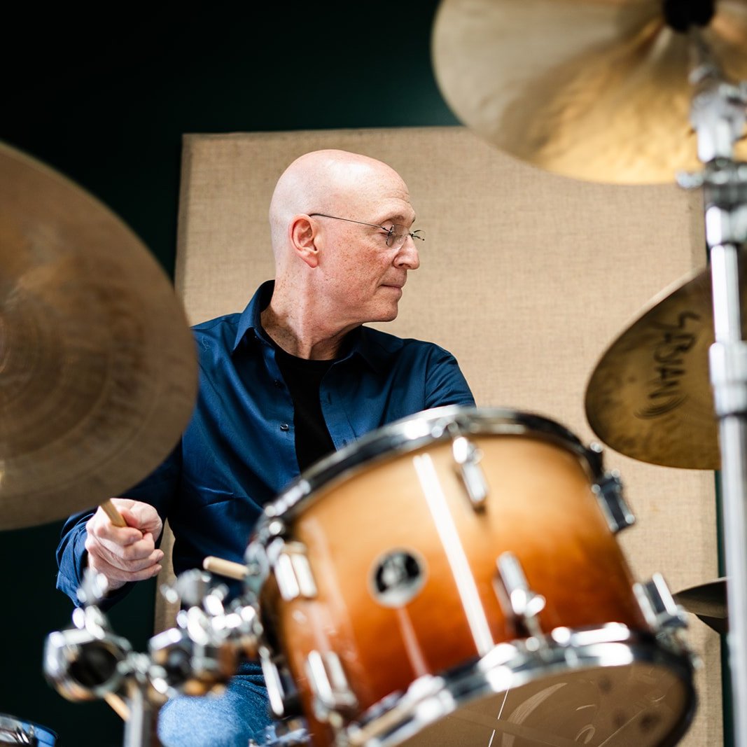 VerveJazzEns's tweet photo. Josh swinging the band in the recording studio. 

#VerveJazzEnsemble #JoshFeldstein #JazzDrummer #LiveMusic #FeelTheBeat #music #musician #musician #musicislife #musicians #TheVerveJazzEnsemble #VerveJazz #JazzMusic #JazzEnsemble #JazzCollective #JazzGroup #LiveJazz https://t.co/v3ME91vDWP