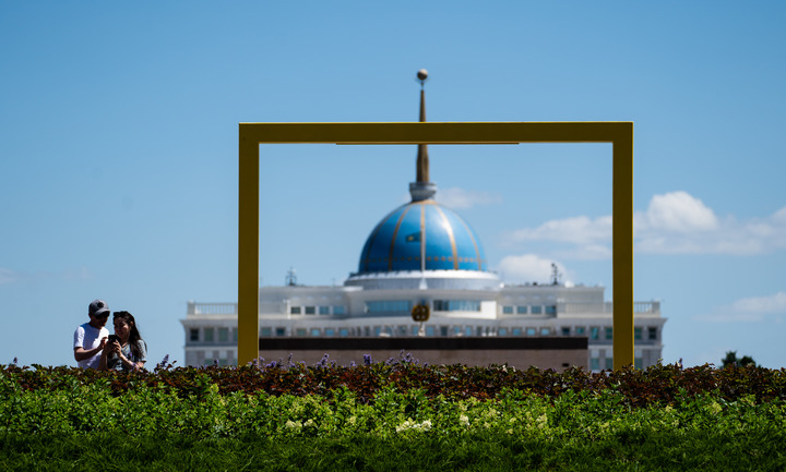 XHNews's tweet photo. Kazakhstan rolled out a blue carpet on Tuesday for visiting Chinese President Xi Jinping. Blue is the color of the Kazakh national flag. In Kazakh culture, blue represents the sky and is held with the highest regard. Can you find the color in these iconic Kazakh buildings? https://t.co/f4fZ4qZ3It