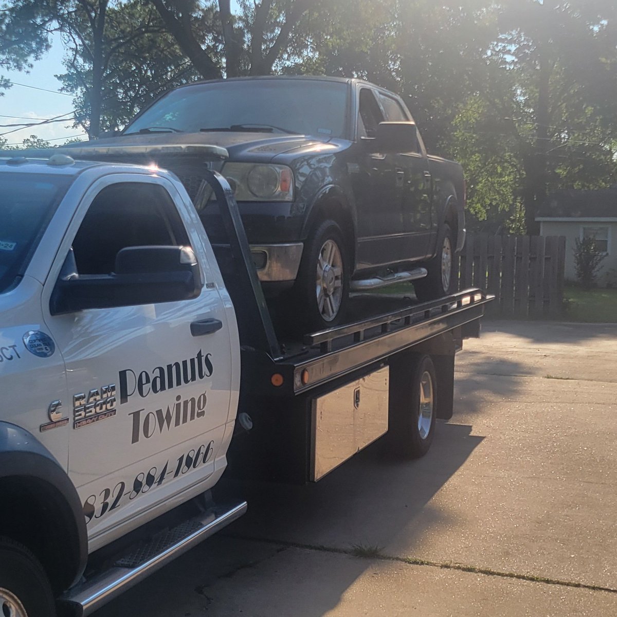 Peanutstowing's tweet photo. Call 📞 for a quote on towing and jump starts and tire changes and unlocking vehicles https://t.co/41n6Rw6t0N https://t.co/EGGdomUFsY