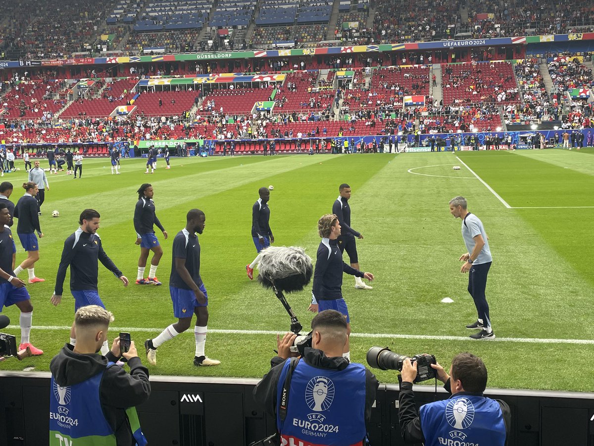 hakiminho8's tweet photo. Peut être nul à la télé, mais au stade c’était incroyable 😍🇫🇷 https://t.co/GauRen0gHD