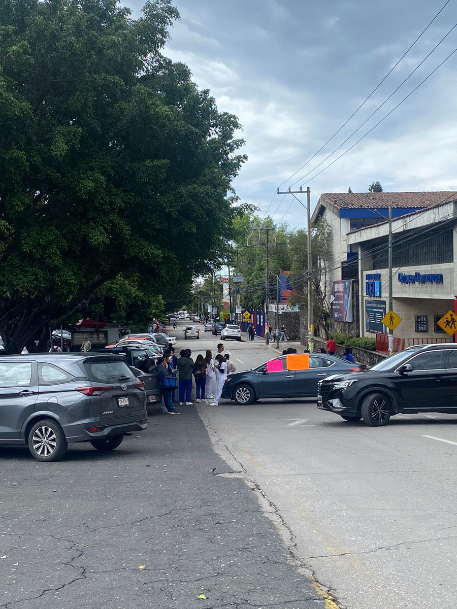 DiariodeMorelos's tweet photo. #AlMomento | Alumnos de la escuela ICEL ubicada en Lomas de Cortés de #Cuernavaca, Morelos, bloquean la avenida en protesta contra la plantilla docente  y por falta de Reconocimiento de Validez de Estudios (RVOE). https://t.co/Jjr85CCQJ8